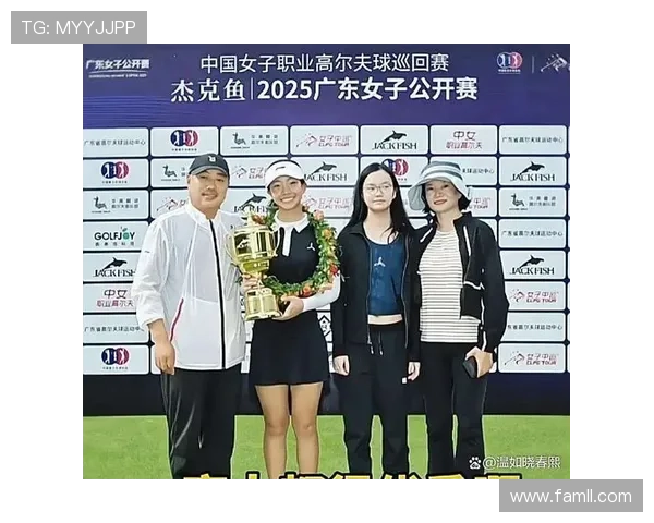 刘国梁亲临现场见证15岁女儿勇夺高尔夫职业赛首冠一家四口幸福庆祝瞬间 刘国梁亲临现场见证15岁女儿勇夺高尔夫职业赛首冠一家四口幸福庆祝瞬间